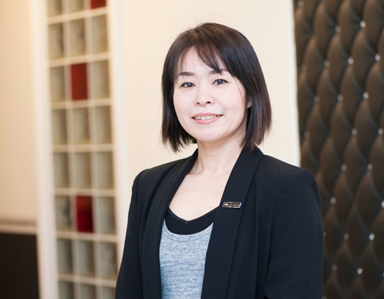 メイクアップ担当　葭矢 峰世