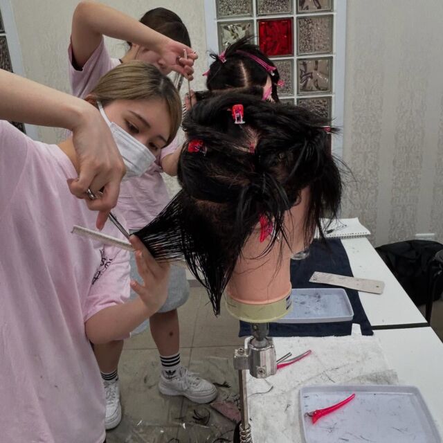 ロゼ&ビューティーです🌸
⁡
⁡
カット✂️授業
⁡
⁡
きりすぎて
穴🕳️あけて〜
⁡
⁡
つながらない〜🎶
⁡
⁡
なんてことを何回も繰り返して
⁡
上手になっていくのですよ👍
⁡
⁡
ファイト❗️
⁡
⁡
⁡
⁡
⁡
⁡
⁡
⁡
⁡
⁡
⁡
⁡
⁡
⁡
⁡
#ＡＯエントリー受付け
#学費が安い
#ジェル検定合格
#ネイリスト
#着付け
#シャンプー授業
#アイデザイナー
#美容学校
#美容専門学校
#大阪　美容学校
#美容師免許
#資格
#まつ毛エクステ
#美容師
#メイク　ヘアメイク
#ネイル　
#美容業界就職率100%
#少人数制
#週に３〜4回の授業
#合格率　就職率
#リモート面談
