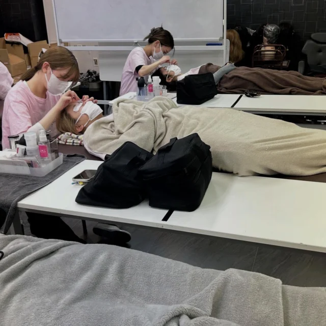 まつ毛エクステ選択コース🌟

間もなく
2級アドバンス検定試験

美容師国家試験もあるし何かと

忙しい２年生ですが

寒さ❄️に負けず元気にいきましょう♪

#学費が安い
#ネイリスト
#着付け
#アイデザイナー
#美容学校
#美容専門学校
#大阪美容学校 
#美容師免許
#まつ毛エクステ
#美容師
#ヘアメイク 
#ネイル　
#美容業界就職率100%
#少人数制
#資格がたくさん取得