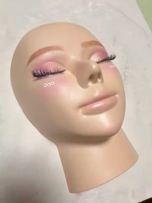 楠teacher作品です🌸

《作品テーマ：Blooming Pink》

淡い桜色から濃いローズピンクへ重ねたグラデーションで、
“花びらが開く瞬間のときめき” をイメージしてメイクしました。

最高😊✨

#着付け
#アイデザイナー
#美容学校
#美容専門学校
#大阪美容学校 
#美容師免許
#まつ毛エクステ
#美容師
#ヘアメイク 
#ネイル　
#美容業界就職率100%
#少人数制