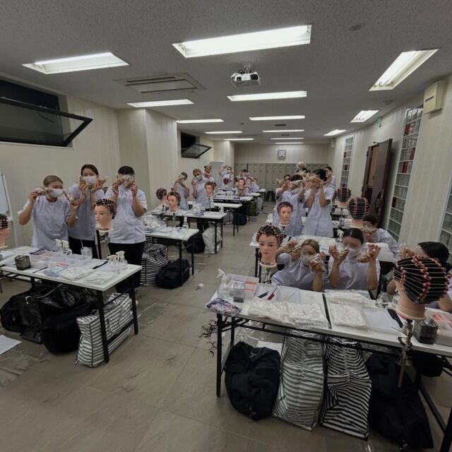 ロゼ＆ビューティーです🌸

すでに懐かしの実技試験対策授業の様子(´∀｀)

ほんの少し前のことだけど

懐かしいね〜

現在、2年生は学科試験に向けて

勉強中です

ファイト❗️

写真は
頑張っている皆んなへ
理事長からクロワッサン🥐の差し入れをいただき
喜んでいます🎶

#美容専門学校
#学費が安い
#少人数制
#まつ毛エクステも学べる