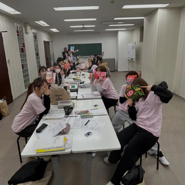 ロゼ＆ビューティーです🌸

明日はいよいよ学科試験❗️

2年生の皆んな、頑張って👍

クラスの皆んなと、顔を突き合わせて

ガッツリお勉強しました❗️

学園長から、オヤツの差し入れをもらって

ニコニコ☺️

さあ、明日だファイト❗️

#美容専門学校
#試験
#無駄を省いて学費が安い
#仲良く勉強